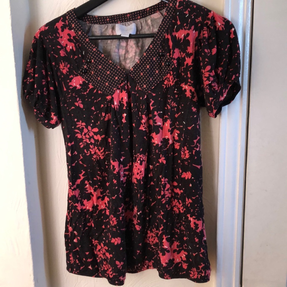 Adorable top with slightly banded bottom.